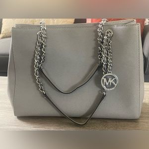 Michael Kors- Teagan Large Pebbled Leather Shoulder Bag Gray